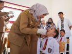 pj-bupati-nagan-raya-memberikan-imunisasi-polio-kedua-kepada-siswa.jpg