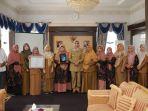 pj-bupati-nagan-raya-meneruskan-penghargaan-sekolah-ramah-anak-dari-kementerian-pppa.jpg
