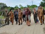 pj-bupati-simeulue-ahmadlyah-didampingi-kadis-pupr-simeulue-meninjau-perbaikan-jembatan-lalla.jpg