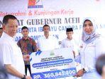 pj-gubernur-aceh-menyerahkan-sejumlah-bantuan-ke-masyarakat-dan-pemkab-nagan-raya.jpg
