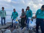 pj-wali-kot-sabang-reza-fahlevi-saat-memimpin-pembersihan-sampah.jpg