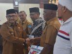 pj-wali-kota-langsa-ir-said-mahdum-majid-saat-menyerahkan-bantuan-meugang.jpg