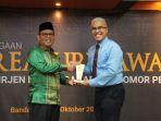 plt-kepala-kanwil-ditjen-perbendaharaan-provinsi-aceh-serahkan-penghargaan-ke-uin.jpg