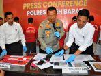 polisi-memperlihatkan-tersangka-pencurian-hp-pelaku-judi-online-dan-pencuri-hp.jpg
