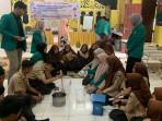 Dosen dari LPPM USK Bimbing Guru & Siswa SMPN 6 Banda Aceh Bikin Sabun Cuci Tangan dari Residu Buah