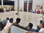 rapat-soal-lalat2.jpg
