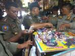 razia-rokok-ilegal-di-salah-satu-kedai-kawasan-Kecamatan-Jaya-Baru.jpg