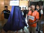 rekonstruksi-ulang-kasus-kekerasan-terhadap-anak-yang-berujung-pada-kematian-di-AS.jpg
