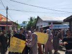 rumah-keuchik-di-Aceh-Barat-Daya-di-demo.jpg
