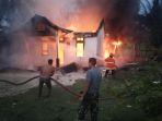 rumah-warga-di-desa-meunasah-kulam-kecamatan-sampoinie-aceh-jaya-terbakar.jpg