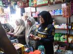 saat-operasi-pasar-terkait-rokok-ilegal-di-salah-satu-toko-di-Banda-Aceh.jpg