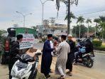santri-dayah-terpadu-ulumuddin-uteunkot-membagikan-takjil-kepada-pengguna-jalan.jpg