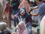 sejumlah-emak-emak-mengikuti-lomba-estafet-tepung-1.jpg