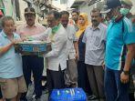 sekda-pidie-h-idhami-menyerahkan-bantuan-masa-panik-kepada-korban-rumah-terbakar-di-sigli.jpg