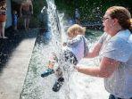 seorang-ibu-kanada-mandikan-anaknya-di-air-pancuran.jpg