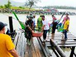 Babinsa Meunasah Keudee Bantu Nelayan