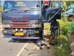 sopir-perbaiki-truk1.jpg