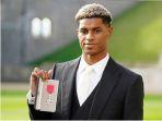 striker-manchester-united-marcus-rashford-dengan-medali-mbe.jpg
