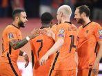 striker-timnas-belanda-memphis-depay-melakukan-selebrasi-dengan-rekannya.jpg