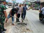 Polisi, TNI dan Perangkat Desa Bersinergi Tambal Jalan Berlubang di Blang Peuria
