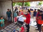 Bupati Aceh Barat Serahkan Bantuan Masa Panik untuk Korban Rumah Terbakar