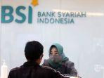 teller-bank-syariah-indonesia-bsi-melayani-nasabah-di-kantor-cabang-bsi-di-jakarta-selatan.jpg