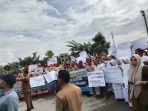 tenaga-honorer-dari-berbagai-OPD-Pemkab-Aceh-Utara-demonstrasi-di-depan-Kantor-Bupati.jpg