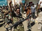 tentara-milisi-houthi-bersorak-dan-meneriakkan-slogan-saat-berkumpul-di-ibu-kota-sanaa_20171208_223333.jpg