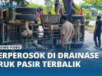 terperosok-di-drainase-yang-amblas-truk-pasir-terbalik.jpg