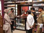 tim-gabungan-bersama-tim-dinkes-bireuen-menyambangi-beberapa-klinik.jpg