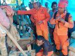 timas-sar-sedang-melakukan-evakuasi-terhadap-irwan-35-yang-tertimbun-di-dalam-lobang.jpg