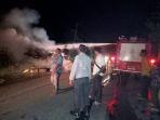 truk-angkut-kayu-terbakar.jpg