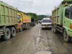 truk-mengangkut-material-dihentikan-akibat-sopir-l300-memprotes-jalan-nasional-tangse-meulaboh.jpg