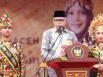 ubernur-Aceh-Nova-Iriansyah-memberi-samb.jpg