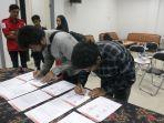 unit-relawan-pmi-se-kota-banda-aceh-memberikan-pernyataan-sikap-menolak-pembekuan-pengurus.jpg