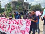 unjuk-rasa-di-depan-pintu-gerbang-pabrik-PT-Socfindo.jpg