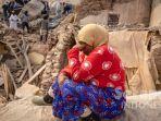wanita-menangis-dipuing-puing-bangunan-yang-hancur-pasca-gempa-Maroko.jpg