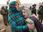 wanita-palestina-menangis-histeris-melihat-pembongkaran-rumah-mereka-pasukan-israel.jpg