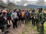 warga-Papua-rebutan-lokasi-Pos-TNI.jpg