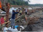 warga-alihkan-alur-Krueng-Peudada-ke-Waduk-Hagu.jpg