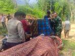 warga-bersama-aparat-keamanan-dari-pihak-kepolisian-dan-tni-mengevakuasi-korban-meninggal.jpg
