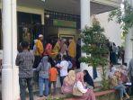 warga-datangi-kantor-gubernur-aceh_modal-usaha.jpg