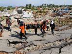 warga-dibantu-petugas-mencari-korban-gempa-bumi-palu-di-perumnas-balaroa-palu-sulawesi-tengah_20181002_234245.jpg