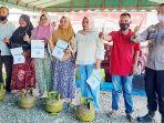 Warga Terima Gas Elpiji 3 Kg Usai Divaksin