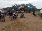warga-masih-blokade-jalan-ke-PTPN-IV.jpg