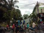 warga-melihat-atap-ruko-milik-warga-lae-butar-gunung-meriah-aceh-singkil-terbang-tersapu-angin.jpg