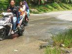 warga-melintas-di-jalan-pondok-keumuning-langsa-lama.jpg