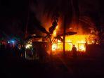 warga-memadati-lokasi-kejadi-perkara-di-balai-pengajian-darul-riski-yang-terbakar.jpg
