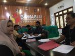 warga-mendaftar-sebagai-calon-panwascam-di-kantor-panwaslih-pidie.jpg
