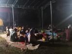 warga-nginap-di-tenda-jaga-truk-TBS-tidak-lewat.jpg